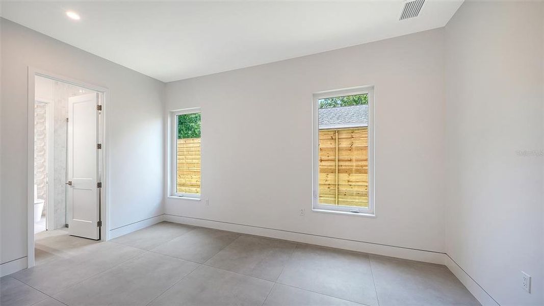 Spacious, unfurnished interior of a new home in , Sarasota (Image 24).