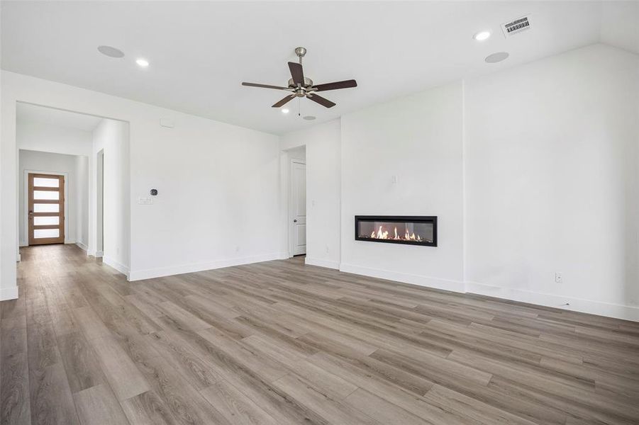 Spacious, unfurnished interior of a new home in Ten Mile Creek Estates, DeSoto (Image 16).