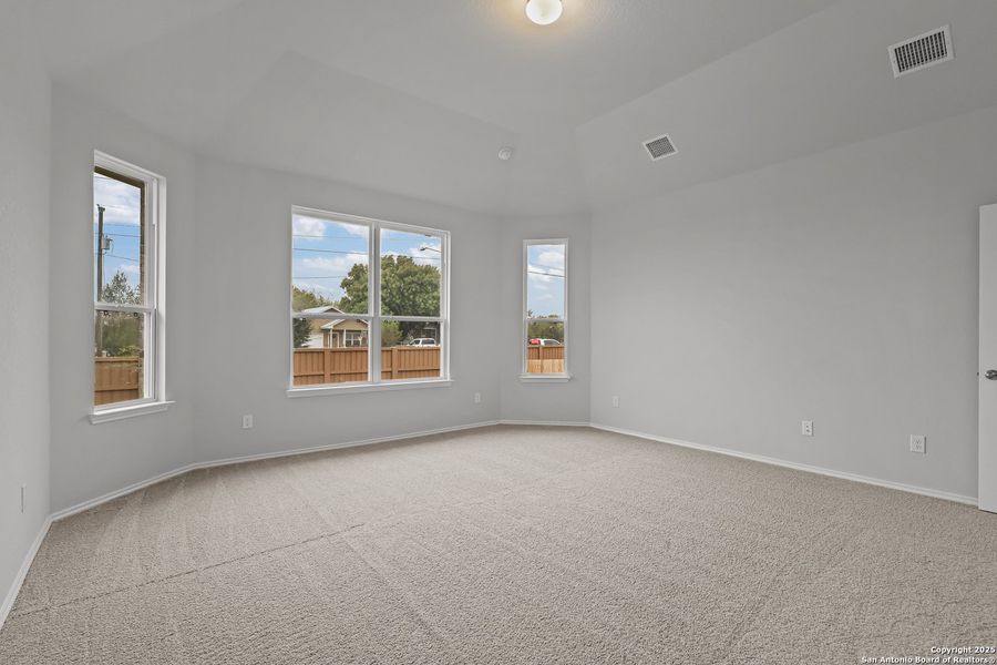 Spacious, unfurnished interior of a new home in Sunflower Ridge, New Braunfels (Image 34).