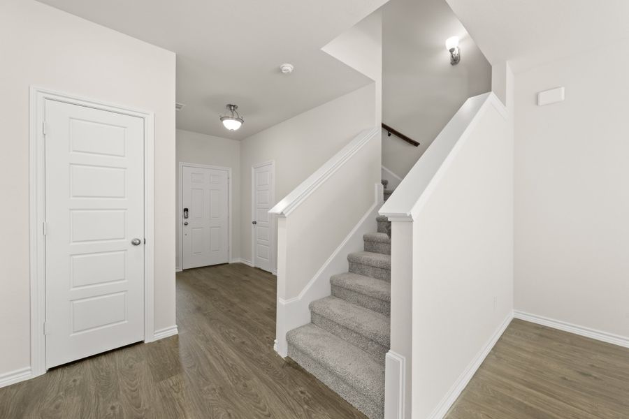 Spacious, unfurnished interior of a new home in Eagle Cove, Denton (Image 17).