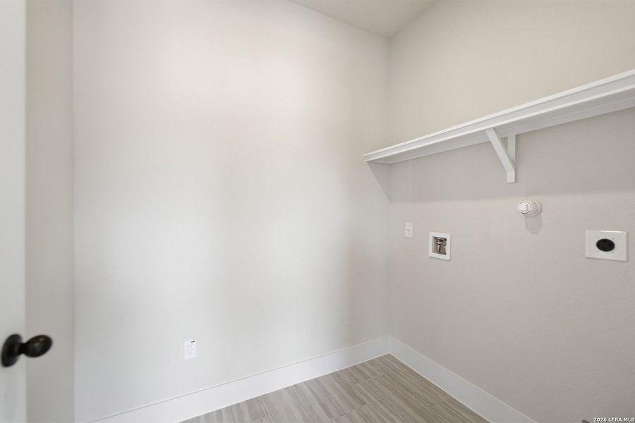 Spacious, unfurnished interior of a new home in Swenson Heights, Seguin (Image 10).