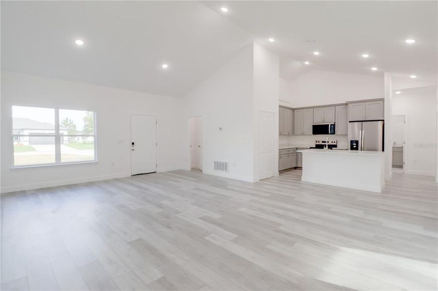 Spacious, unfurnished interior of a new home in , Ocala (Image 7).