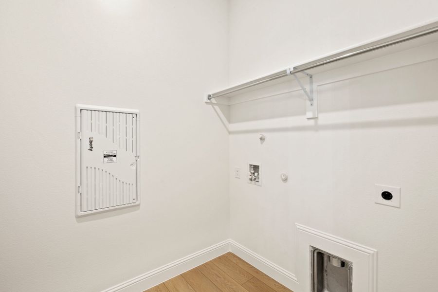 Spacious, unfurnished interior of a new home in Myrtle Creek, Waxahachie (Image 27).