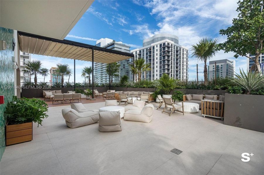 Condo located in Miami, FL showcasing its design and architecture (Image 19).