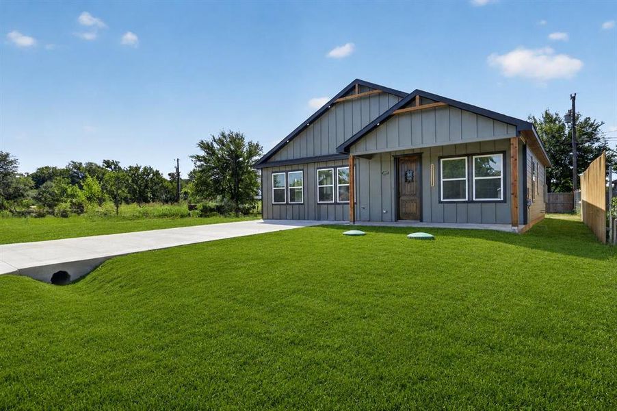 Front exterior of a new home in , Granbury, TX, highlighting curb appeal (Image 18).