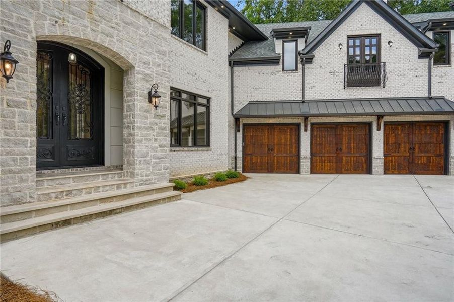 Exterior details and patio area of a home in , Roswell (Image 4).