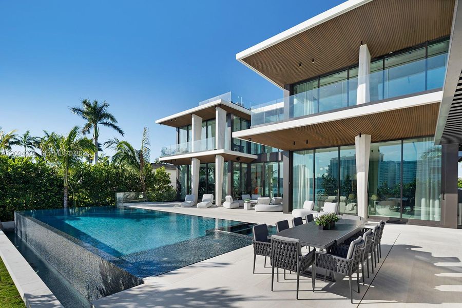 Condo located in Miami Beach, FL showcasing its design and architecture (Image 39).