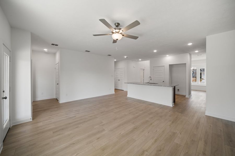 Spacious, unfurnished interior of a new home in Highland Oaks, Tyler (Image 6).
