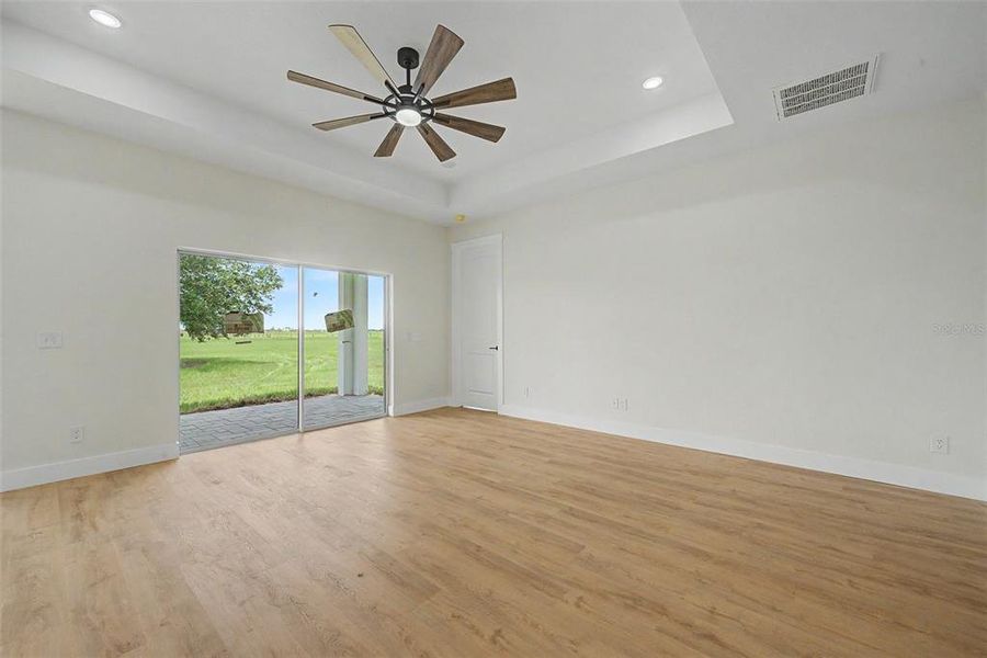 Spacious, unfurnished interior of a new home in , Sebring (Image 33).