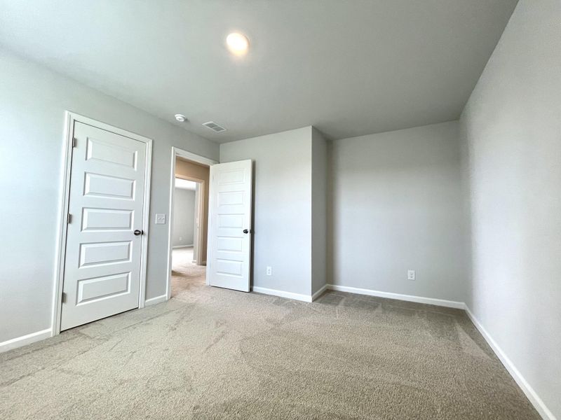 Spacious, unfurnished interior of a new home in Lindera Preserve at Cane Bay Plantation, Summerville (Image 30).