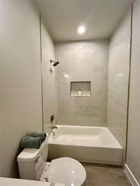 Secondary bathroom. Secondary bathroom.