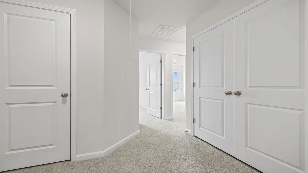 Spacious, unfurnished interior of a new home in Tanglewood Townes, Greenville (Image 19).