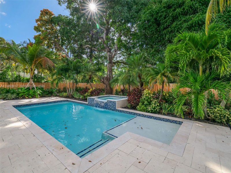 Community amenities in , Biscayne Park (Image 55).