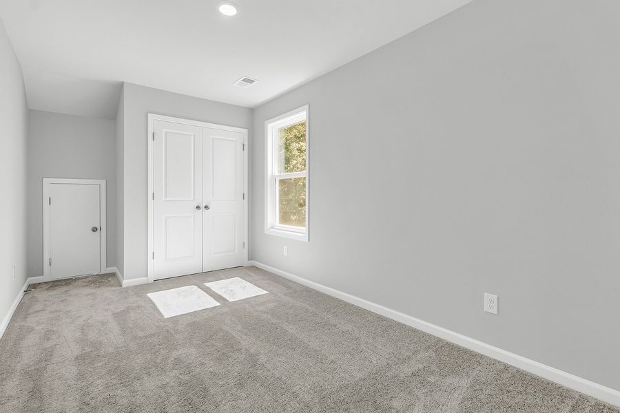 Spacious, unfurnished interior of a new home in Central Creek, Goose Creek (Image 29).