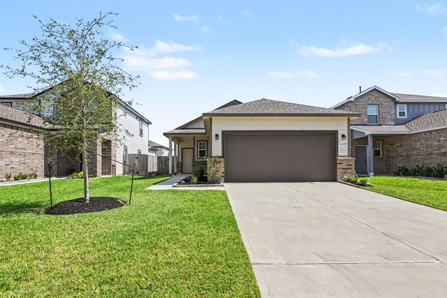 Front exterior of a new home in , Conroe, TX, highlighting curb appeal (Image 18). Front exterior of a new home in , Conroe, TX, highlighting curb appeal (Image 18).
