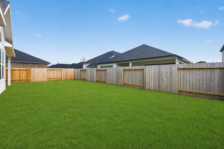 Exterior details and patio area of a home in Rollingbrook Estates, Baytown (Image 4).