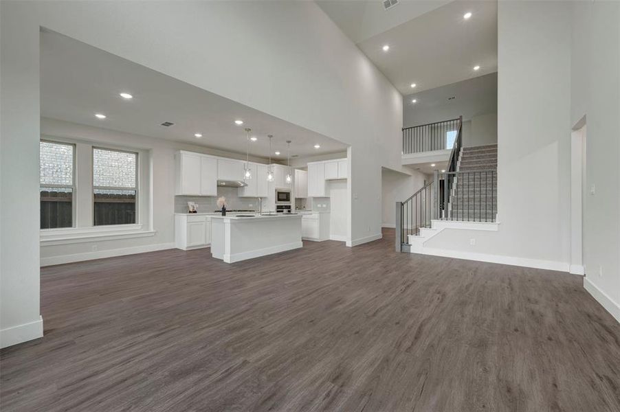 Spacious, unfurnished interior of a new home in Chaparral Park, Oak Point (Image 31).