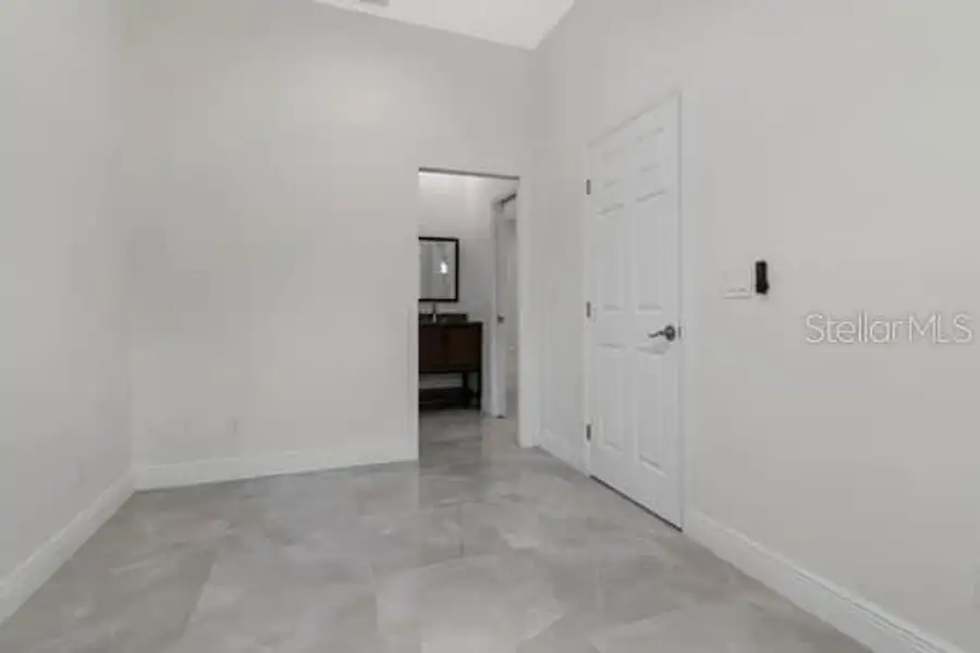 Spacious, unfurnished interior of a new home in , Tampa (Image 20).
