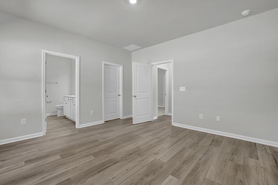 Spacious, unfurnished interior of a new home in River Tide Farms, Bolivia (Image 14).