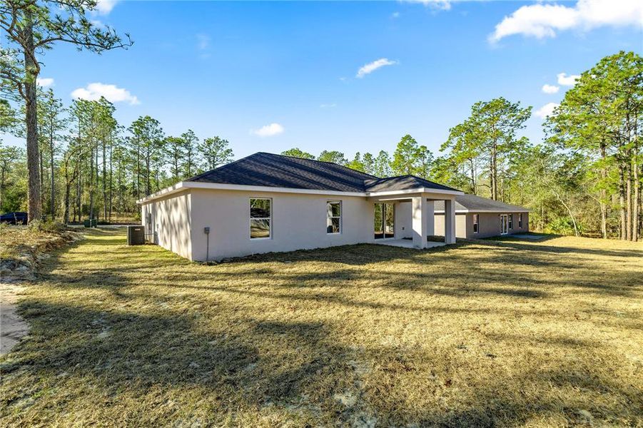 Exterior details and patio area of a home in , Dunnellon (Image 15).