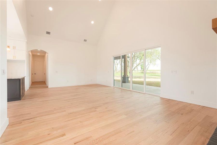Spacious, unfurnished interior of a new home in , Celeste (Image 18).