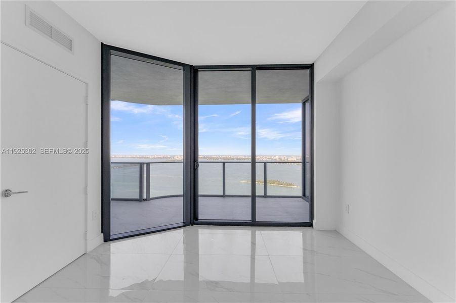 Spacious, unfurnished interior of a new home in Aria Reserve, Miami (Image 23).