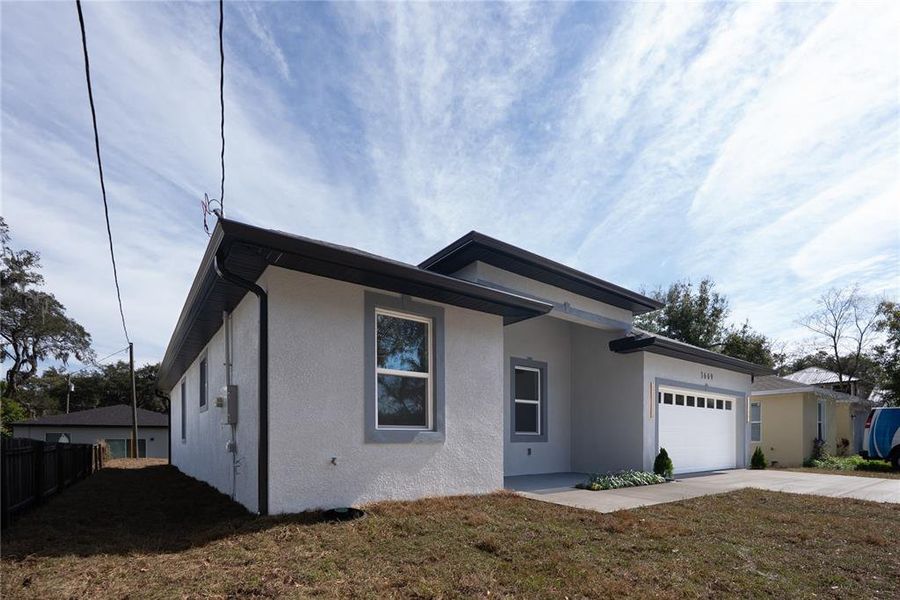 Exterior details and patio area of a home in , Apopka (Image 4).