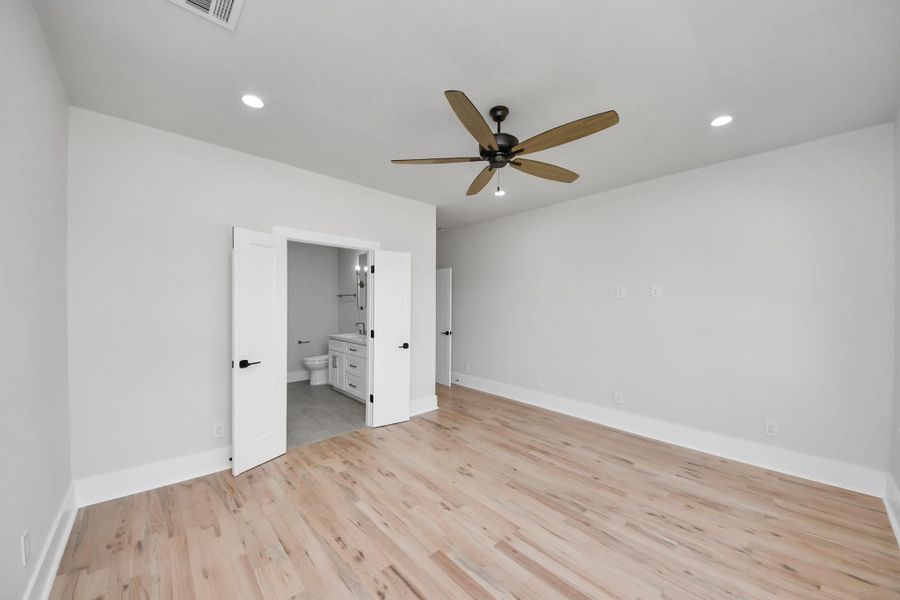 Spacious, unfurnished interior of a new home in , Houston (Image 12).