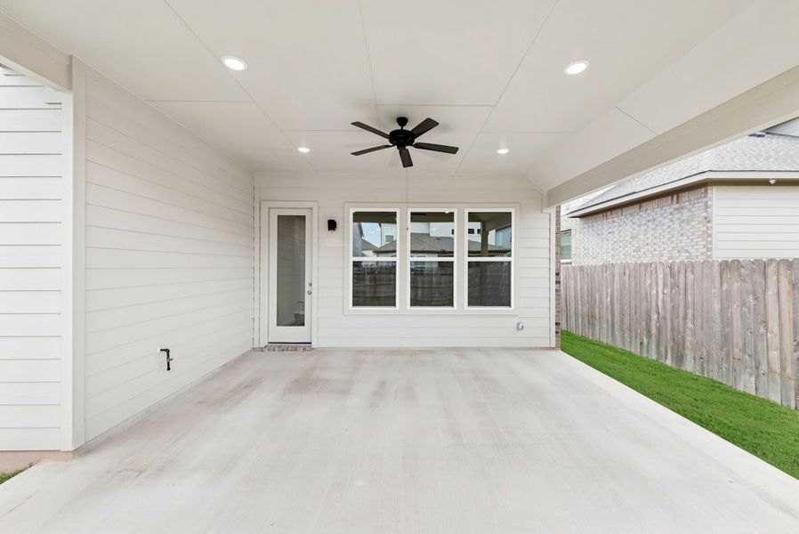 Exterior details and patio area of a home in University Heights, Round Rock (Image 4).