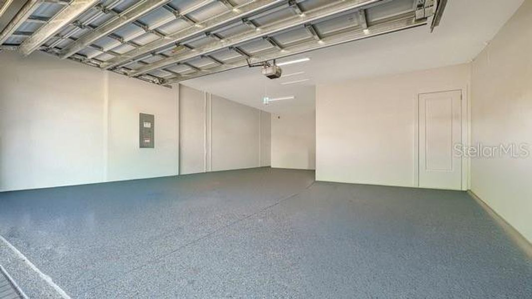 Spacious, unfurnished interior of a new home in , Sarasota (Image 25).