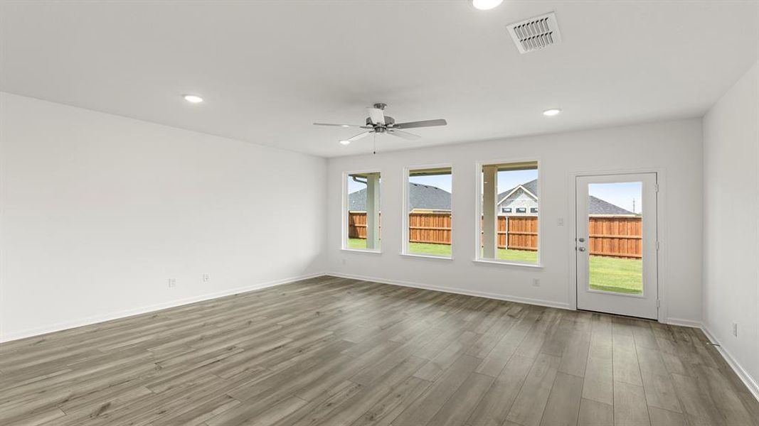 16. 9045 Palafox - Family 16. 9045 Palafox - Family