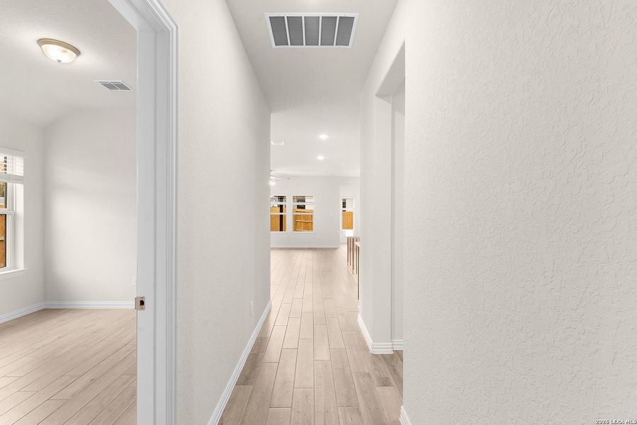 Spacious, unfurnished interior of a new home in Meyer Ranch - Enclave, New Braunfels (Image 11).
