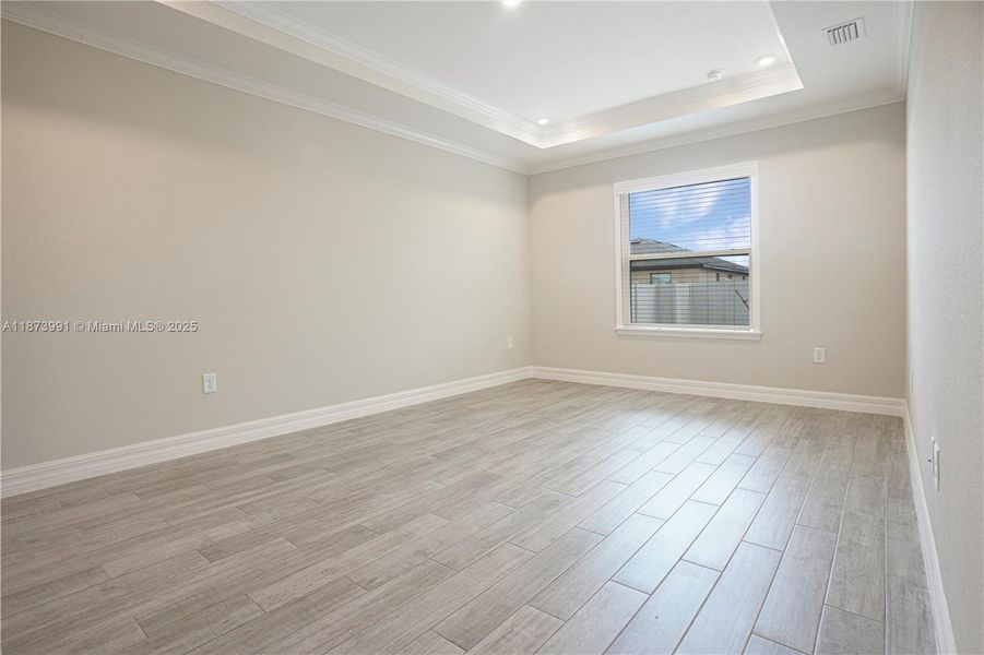 Spacious, unfurnished interior of a new home in , Port Charlotte (Image 11).