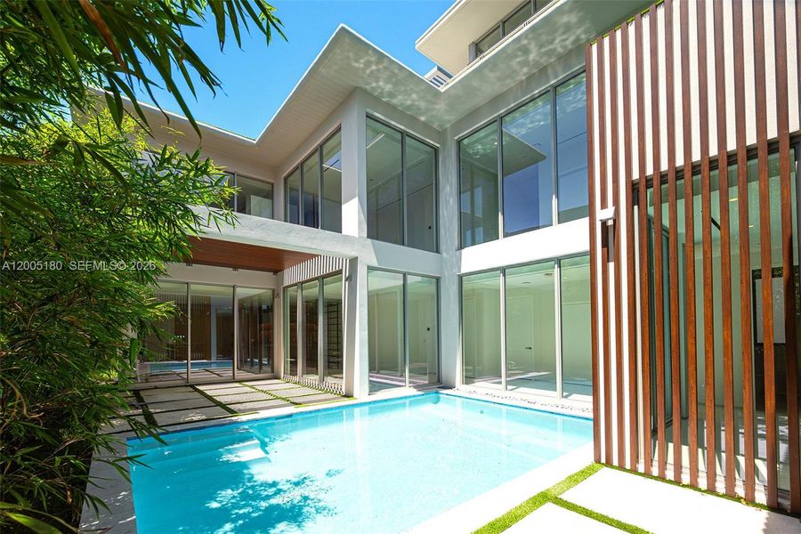 Exterior details and patio area of a home in , Miami (Image 28).