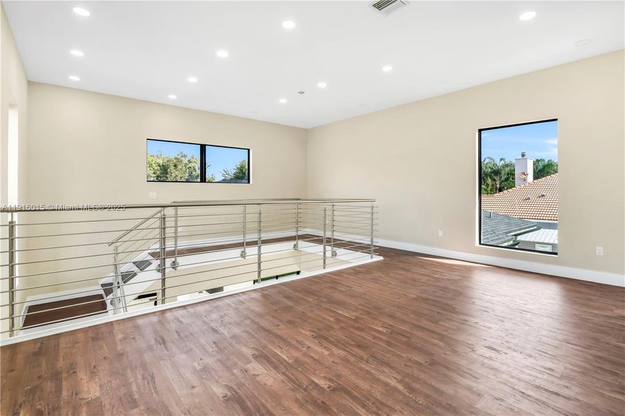 Spacious, unfurnished interior of a new home in , Plantation (Image 27).