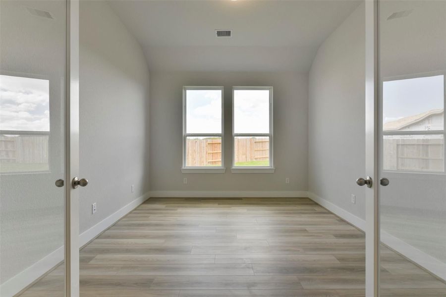 Spacious, unfurnished interior of a new home in Lago Mar, Texas City (Image 16).