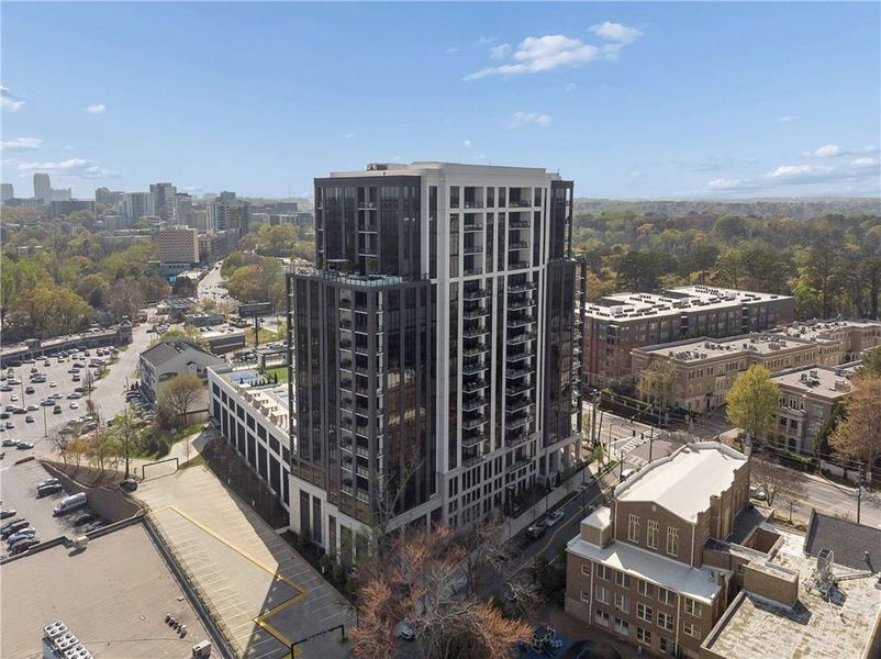 Condo located in Atlanta, GA showcasing its design and architecture (Image 25).