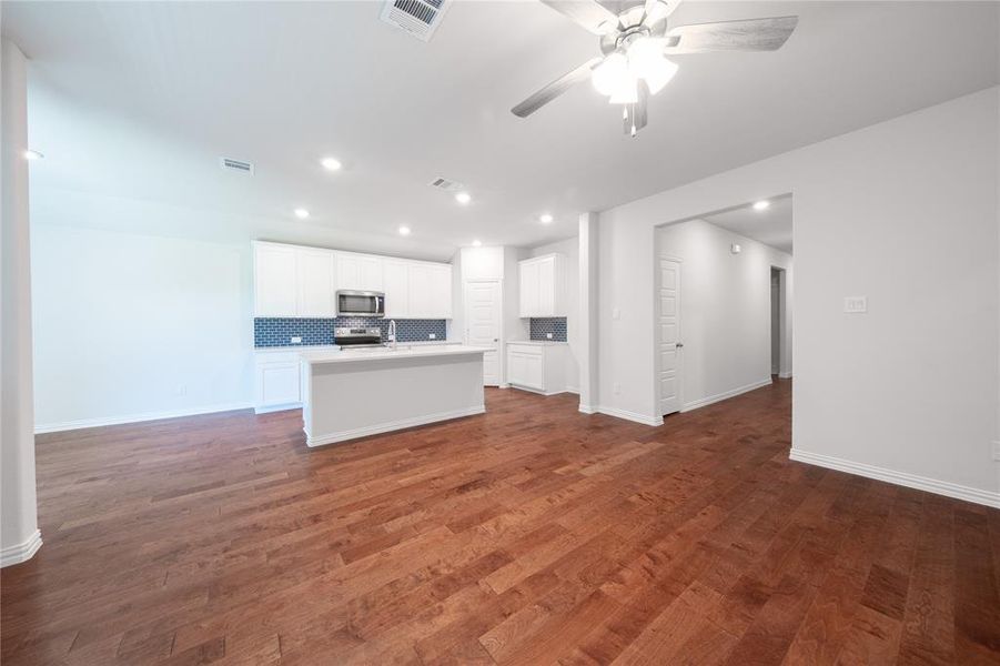 Spacious, unfurnished interior of a new home in Churchill: Meadows 50', Anna (Image 19). Spacious, unfurnished interior of a new home in Churchill: Meadows 50', Anna (Image 19).