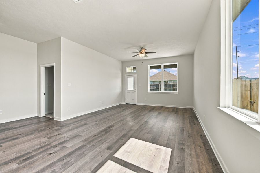 Spacious, unfurnished interior of a new home in Arrowhead Farms, Caldwell (Image 7).