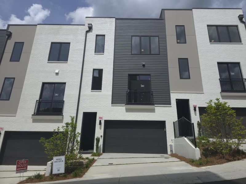 Condo located in Decatur, GA showcasing its design and architecture (Image 5).