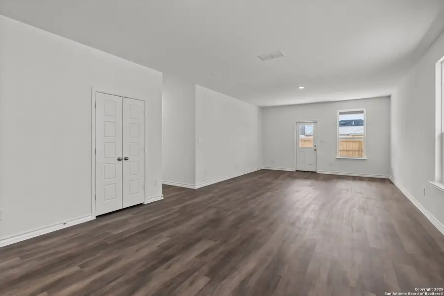 Spacious, unfurnished interior of a new home in The Overlook at Creekside, New Braunfels (Image 20).