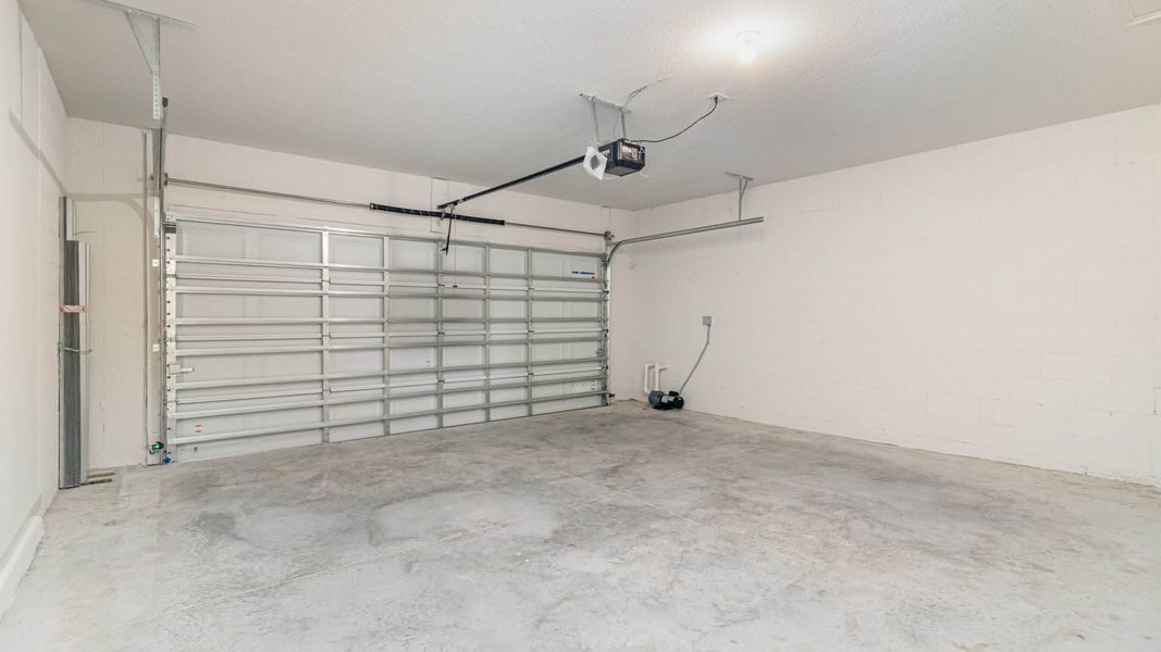 Spacious, unfurnished interior of a new home in Cypress Bay West, Palm Bay (Image 24).