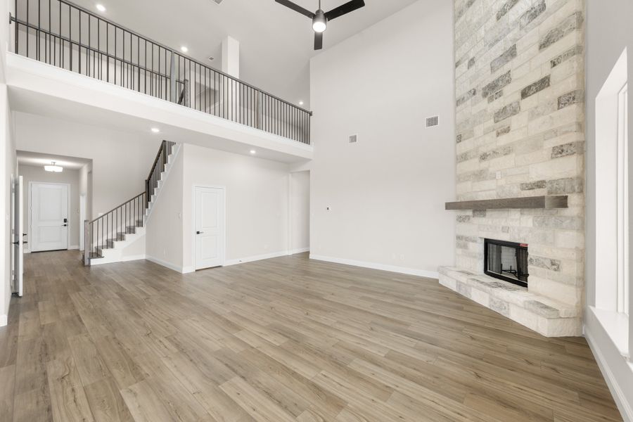 Spacious, unfurnished interior of a new home in Coyote Crossing, Godley (Image 16).