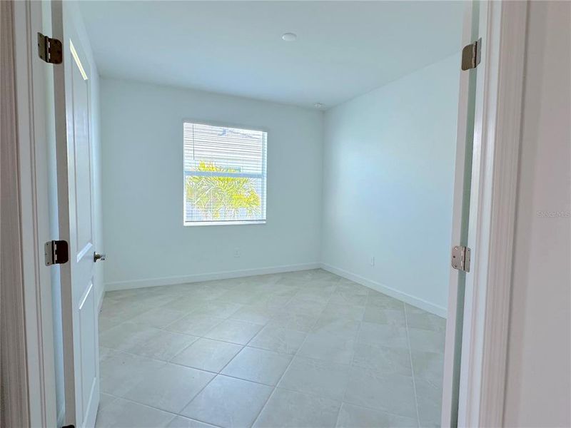 Spacious, unfurnished interior of a new home in Palm Lake at Coco Bay, Englewood (Image 19).
