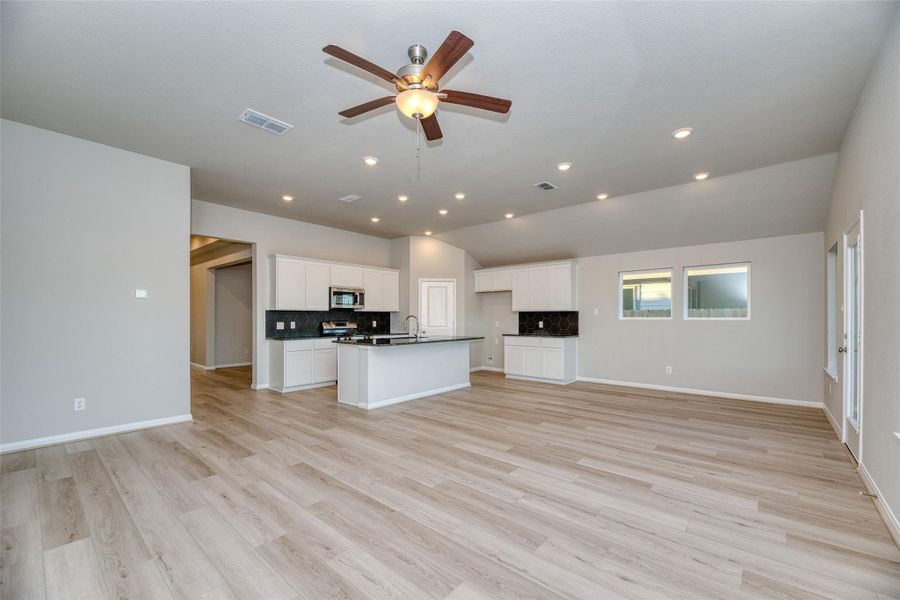 Spacious, unfurnished interior of a new home in Aldeana - Paintbrush Collection, Bonney (Image 20).