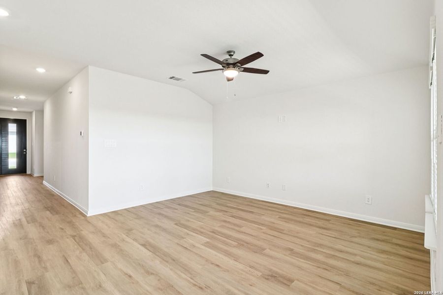 Spacious, unfurnished interior of a new home in Catalina, Converse (Image 19).