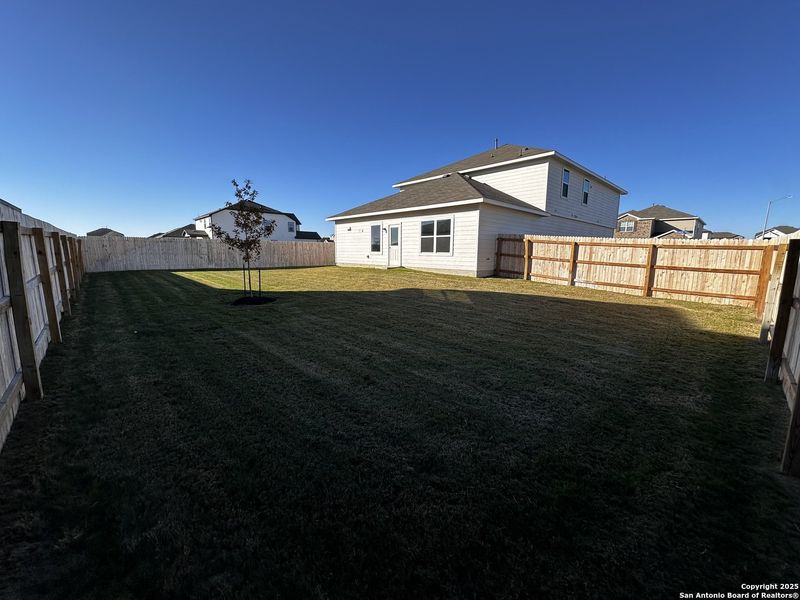 Exterior details and patio area of a home in Hennersby Hollow, San Antonio (Image 11).