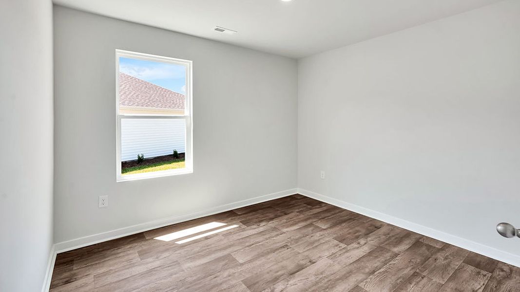 Spacious, unfurnished interior of a new home in Vineyard Trail, Jacksonville (Image 24).