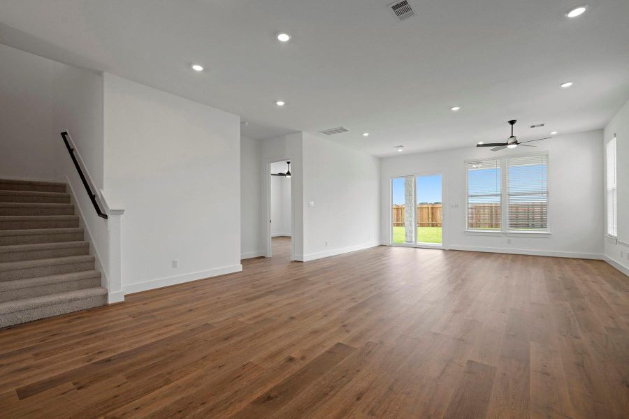 Spacious, unfurnished interior of a new home in Hallimore Ranch, Rosenberg (Image 20).