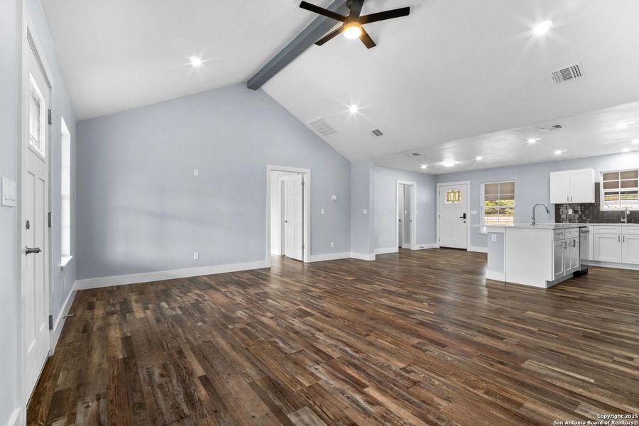 Spacious, unfurnished interior of a new home in , Bandera (Image 31).